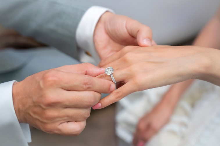 Jewellers Hatton Garden vs Online Retailers: Which Is Better?